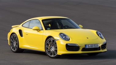 Porsche 991 Turbo S jaune 3/4 avant droit