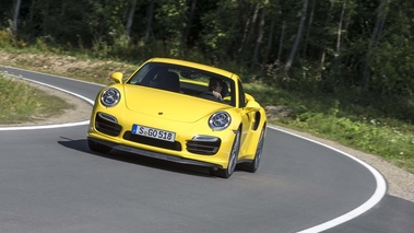 Porsche 991 Turbo S jaune 3/4 avant gauche penché