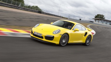 Porsche 991 Turbo S jaune 3/4 avant gauche travelling penché 2