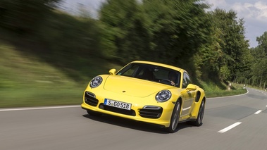 Porsche 991 Turbo S jaune 3/4 avant gauche travelling penché