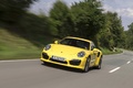 Porsche 991 Turbo S jaune 3/4 avant gauche travelling penché