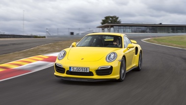 Porsche 991 Turbo S jaune 3/4 avant gauche travelling