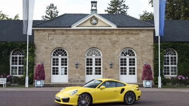 Porsche 991 Turbo S jaune 3/4 avant gauche