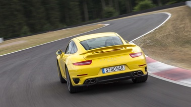 Porsche 991 Turbo S jaune face arrière travelling penché