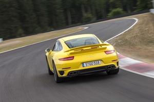 Porsche 991 Turbo S jaune vue de la face arrière en travelling