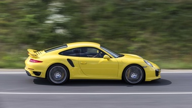 Porsche 991 Turbo S jaune filé