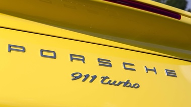 Porsche 991 Turbo S jaune logos capot moteur