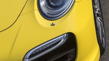 Porsche 991 Turbo S jaune phares avant debout