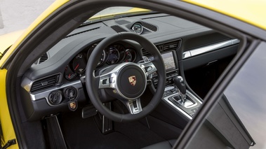 Porsche 991 Turbo S jaune tableau de bord