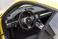 Porsche 991 Turbo S jaune tableau de bord