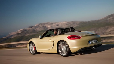 Porsche Boxster S 981 jaune 3/4 arrière gauche travelling penché