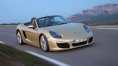 Porsche Boxster S 981 jaune 3/4 avant droit travelling penché