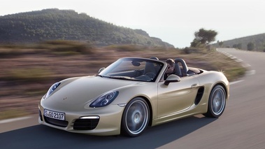 Porsche Boxster S 981 jaune 3/4 avant gauche travelling