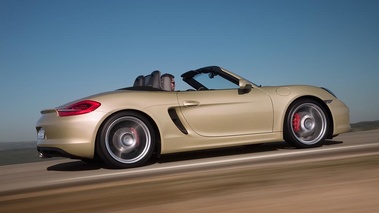 Porsche Boxster S 981 jaune profil travelling penché