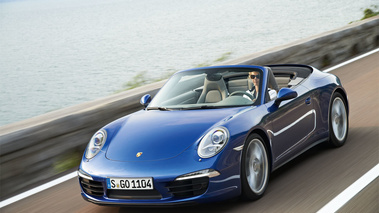 Porsche Carrera 4 Cabrio - bleu - 3/4 avant gauche, dynamique