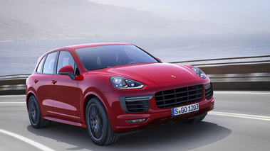 Porsche Cayenne GTS 2015 - Rouge - 3/4 avant droit dynamique