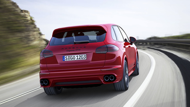 Porsche Cayenne GTS 2015 - Rouge - arrière, dynamique