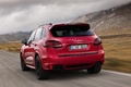 Porsche Cayenne GTS rouge 3/4 arrière gauche travelling penché