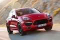 Porsche Cayenne GTS rouge 3/4 avant droit travelling penché