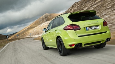 Porsche Cayenne GTS - vert fluo - 3/4 arrière gauche, dynamique