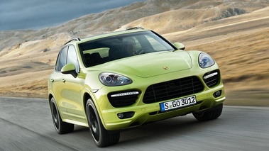 Porsche Cayenne GTS - vert fluo - 3/4 avant droit dynamique