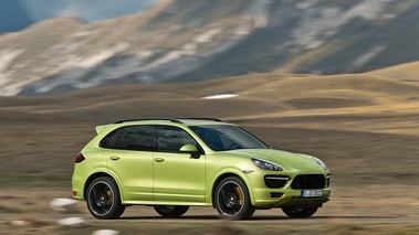 Porsche Cayenne GTS - vert fluo - profil droit, dynamique