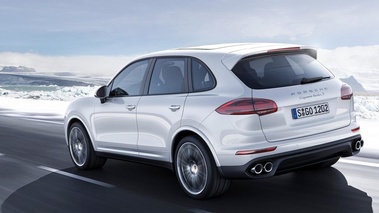 Porsche Cayenne Turbo S - Blanc - 3/4 arrière gauche dynamique