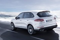 Porsche Cayenne Turbo S - Blanc - 3/4 arrière gauche dynamique