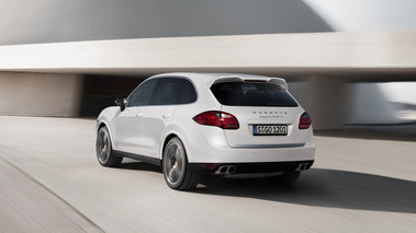 Porsche Cayenne Turbo S blanc 3/4 arrière gauche travelling