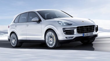 Porsche Cayenne Turbo S - Blanc - 3/4 avant droit dynamique