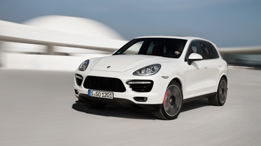 Porsche Cayenne Turbo S blanc 3/4 avant gauche travelling