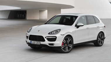 Porsche Cayenne Turbo S blanc 3/4 avant gauche