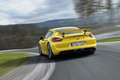 Porsche Cayman GT4 jaune 3/4 arrière gauche travelling penché