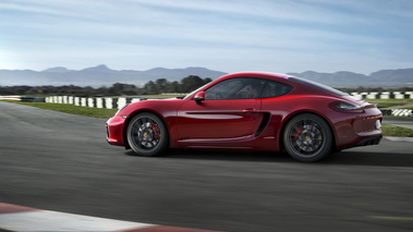 Porsche Cayman GTS - rouge - profil gauche dynamique