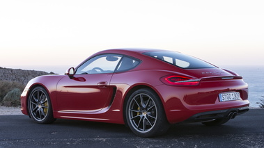 Porsche Cayman S II rouge 3/4 arrière gauche 2