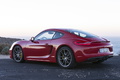 Porsche Cayman S II rouge 3/4 arrière gauche 2