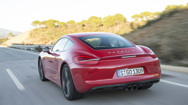 Porsche Cayman S II rouge 3/4 arrière gauche travelling 2