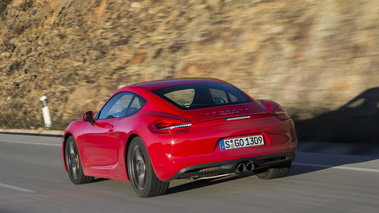 Porsche Cayman S II rouge 3/4 arrière gauche travelling penché 2