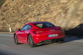 Porsche Cayman S II rouge 3/4 arrière gauche travelling penché 2