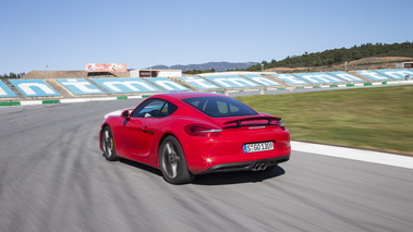 Porsche Cayman S II rouge 3/4 arrière gauche travelling