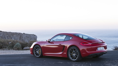 Porsche Cayman S II rouge 3/4 arrière gauche