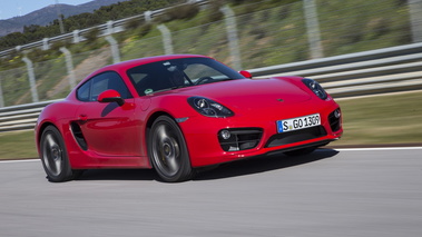 Porsche Cayman S II rouge 3/4 avant droit travelling penché