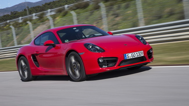 Porsche Cayman S II rouge 3/4 avant droit travelling penché