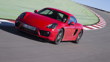 Porsche Cayman S II rouge 3/4 avant gauche travelling penché