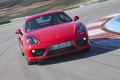 Porsche Cayman S II rouge face avant travelling penché 2