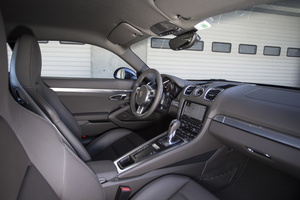 Porsche Cayman S II rouge vue de l'intérieur