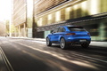 Porsche Macan - bleu - 3/4 arrière gauche dynamique