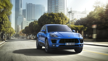 Porsche Macan - bleu - 3/4 avant droit dynamique