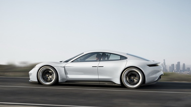 Porsche Mission E concept - Blanc - Profil gauche