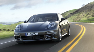 Porsche Panamera 4S - anthracite - 3/4 avant gauche dynamique